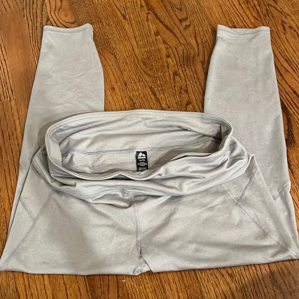 Grey Reebok leggings. Worn maybe 1 time. No phone pocket. Capri length.